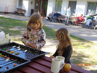 Anička a Štěpánka a fimo.JPG